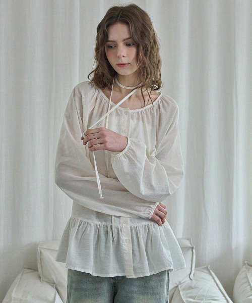 MICANE（ミケーネ）の「フリルタイブラウス（シャツ/ブラウス・レディース・ブラック/クリーム・LARGE/MEDIUM/X-LARGE/SMALL）」の3枚目の写真