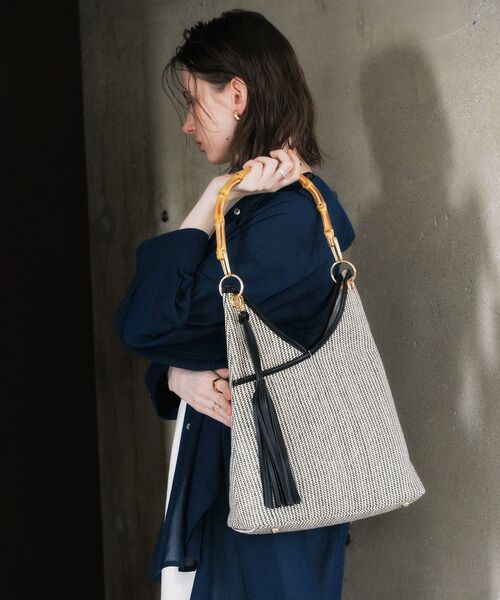 YECCA VECCA（イェッカヴェッカ）の「チャーム付き2wayショルダーバッグ（ショルダーバッグ・レディース・ベージュ/ブラック・FREE）」の2枚目の写真