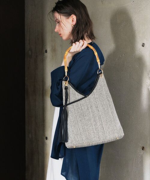 YECCA VECCA（イェッカヴェッカ）の「チャーム付き2wayショルダーバッグ（ショルダーバッグ・レディース・ベージュ/ブラック・FREE）」の4枚目の写真