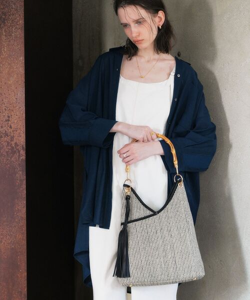 YECCA VECCA（イェッカヴェッカ）の「チャーム付き2wayショルダーバッグ（ショルダーバッグ・レディース・ベージュ/ブラック・FREE）」の5枚目の写真