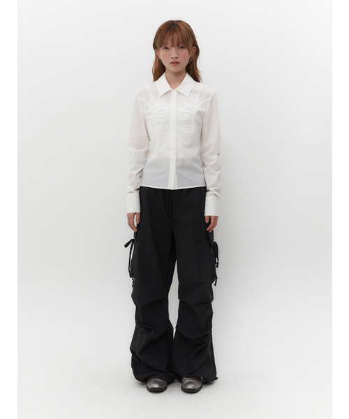 TUOMIO（トゥオミオ）の「SHIRRED SLIM FIT SHIRT [WHITE]（シャツ/ブラウス・レディース・その他・1/2）」の2枚目の写真