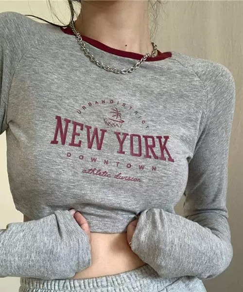 VIBGYOR(ヴィブジョー)の「【EIZZ/アイズ】スリムフィット クロップド ラグラン カレッジロゴ ロングスリーブ Tシャツ(Tシャツ/カットソー・レディース・グレー・FREE)」の1枚目の写真