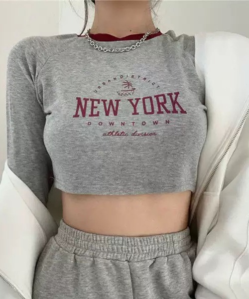VIBGYOR(ヴィブジョー)の「【EIZZ/アイズ】スリムフィット クロップド ラグラン カレッジロゴ ロングスリーブ Tシャツ(Tシャツ/カットソー・レディース・グレー・FREE)」の2枚目の写真