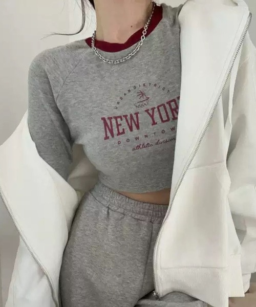 VIBGYOR(ヴィブジョー)の「【EIZZ/アイズ】スリムフィット クロップド ラグラン カレッジロゴ ロングスリーブ Tシャツ(Tシャツ/カットソー・レディース・グレー・FREE)」の3枚目の写真