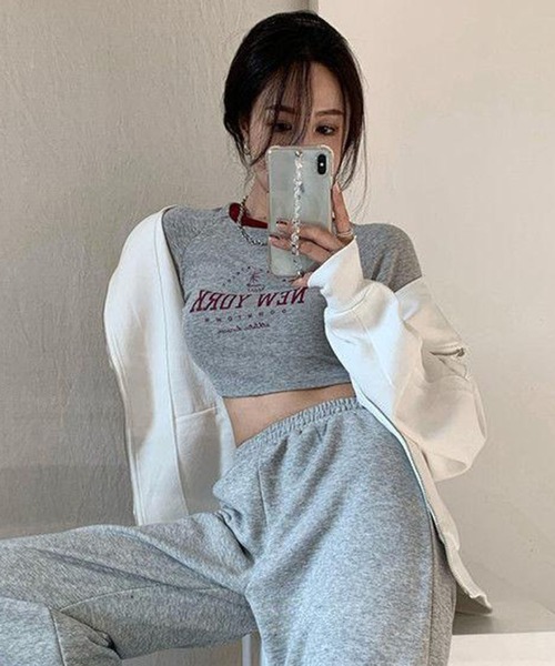 VIBGYOR(ヴィブジョー)の「【EIZZ/アイズ】スリムフィット クロップド ラグラン カレッジロゴ ロングスリーブ Tシャツ(Tシャツ/カットソー・レディース・グレー・FREE)」の6枚目の写真