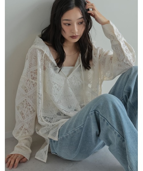 Re:EDIT（リエディ）の「[2026 SUMMER COLLECTION]ストレッチブロックレースフードシャツ（シャツ/ブラウス・レディース・アイボリー/ブラック・LARGE/MEDIUM）」の2枚目の写真