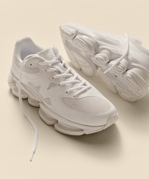 NEW BALANCE(ニューバランス)の「Abzorb 2000(スニーカー・メンズ・ホワイト/ブラック・26.5cm/24.0cm/24.5cm/28.0cm/23.0cm/28.5cm/29.0cm/23.5cm/30.0cm/25.5cm/25.0cm/26.0cm/27.0cm/22.5cm/27.5cm)」の2枚目の写真