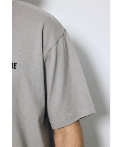 AZUL by moussy（アズールバイマウジー）の「ワンポイントロゴTシャツ　夏服　春服　秋服　半袖（Tシャツ/カットソー・メンズ・ホワイト/ライトグレー/ブラック/スモークピンク・MEDIUM/SMALL/LARGE）」の21枚目の写真