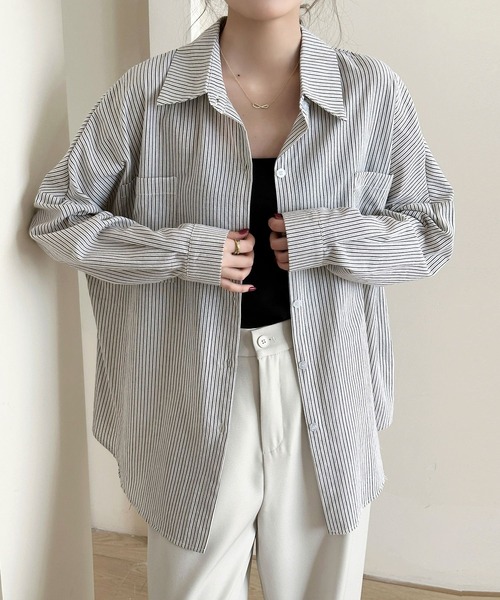 DAY CLOSET(デイ クローゼット)の「【さらっと質感でゆるっと着られる】長袖レギュラーカラー ストライプ オーバーサイズ 開襟 シャツ レディース(シャツ/ブラウス・レディース・ブラック/ピンク/ブルー・L/M)」の2枚目の写真