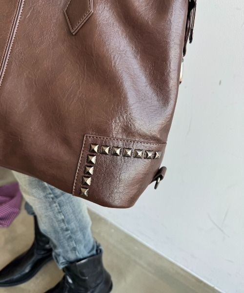 SHAGGIE(シャギー)の「スタッズ付きヴィンテージ風ハンドバッグ(ハンドバッグ・レディース・ベージュ/ブラック/ブラウン・FREE)」の4枚目の写真
