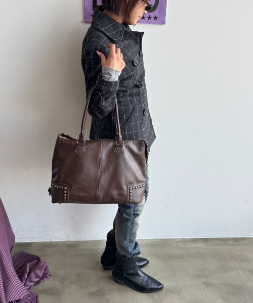 SHAGGIE(シャギー)の「スタッズ付きヴィンテージ風ハンドバッグ(ハンドバッグ・レディース・ベージュ/ブラック/ブラウン・FREE)」の7枚目の写真