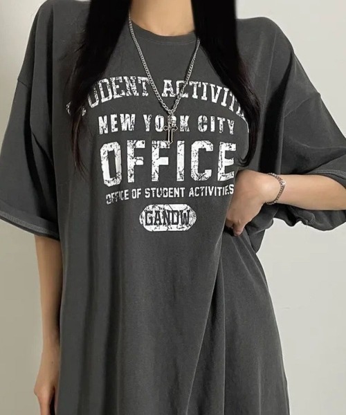 Lips(リップス)の「ヴィンテージ風ロゴでこなれ感アップ!ゆるっと着られるオーバーサイズTシャツワンピース(ワンピース・レディース・グレー/チャコールグレー・FREE)」の4枚目の写真