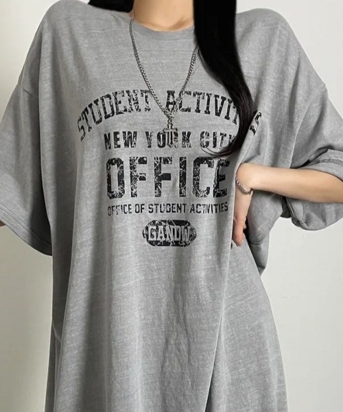 Lips(リップス)の「ヴィンテージ風ロゴでこなれ感アップ!ゆるっと着られるオーバーサイズTシャツワンピース(ワンピース・レディース・グレー/チャコールグレー・FREE)」の7枚目の写真