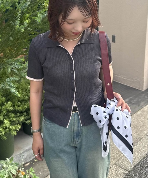 AS KNOW AS plus(アズノゥアズプラス)の「☆アソート襟付き刺繍半袖カーディガン( ブランドロゴプレート付き)(カーディガン/ボレロ・レディース・グレー系/シルバー系/ブラウン/ピンク・FREE)」の2枚目の写真