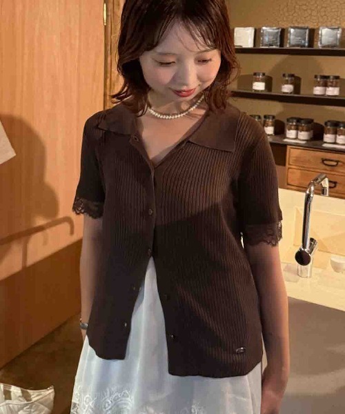 AS KNOW AS plus(アズノゥアズプラス)の「☆アソート襟付き刺繍半袖カーディガン( ブランドロゴプレート付き)(カーディガン/ボレロ・レディース・グレー系/シルバー系/ブラウン/ピンク・FREE)」の5枚目の写真