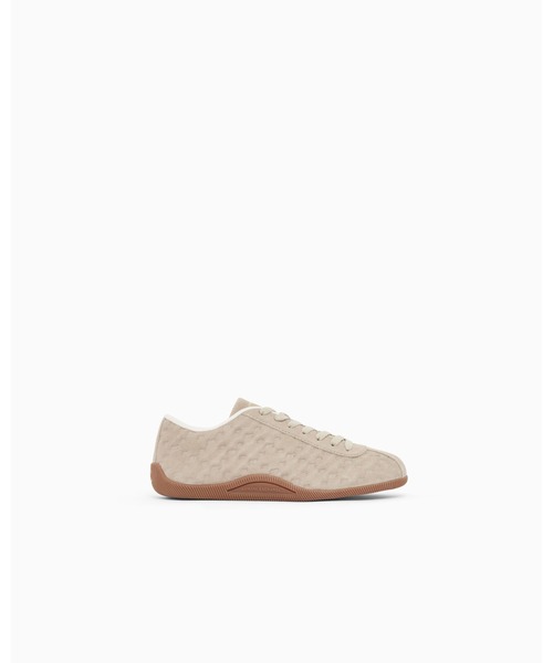 ARMANI EXCHANGE(アルマーニエクスチェンジ)の「【A|X アルマーニ エクスチェンジ】<ZOZO限定>スエード エンボスロゴ ミニマルレースアップスニーカー(スニーカー・レディース・ライトベージュ・38/37/36/35/39)」の1枚目の写真