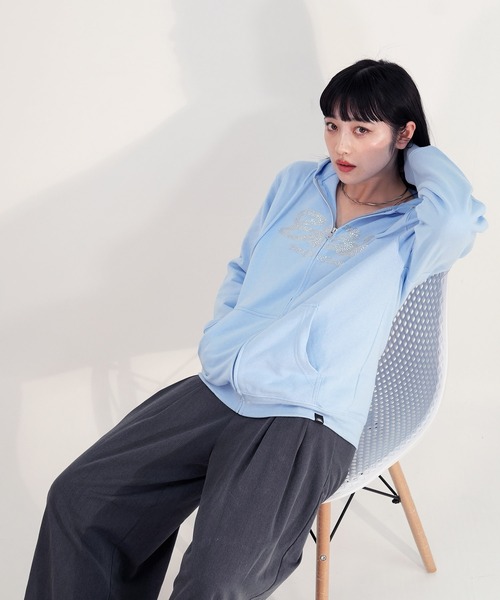 BGL（ビージーエル）の「RHINESTONE LOGO ZIP PARKA / ラインストーン / ロゴ / キラキラ / Y2K / 韓国ストリート　ジップパーカー（パーカー・レディース・ライトイエロー/ブラック/ライトブルー・S/M/L）」の2枚目の写真