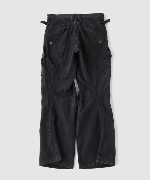 NVRFRGT(ネヴァーフォーゲット)の「NVRFRGT / ネヴァーフォーゲット 3D TWISTED CARGO PANTS(カーゴパンツ・メンズ・ブラック・2/3)」の2枚目の写真