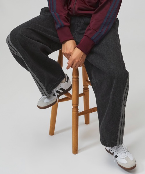 adidas(アディダス)の「アディダス adidas スタジアム オーバーサイズフィット デニム フルレングス オープンヘム トラックパンツ(デニムパンツ・メンズ・ブルー/ブラック・S/M/L/LL/3L)」の1枚目の写真