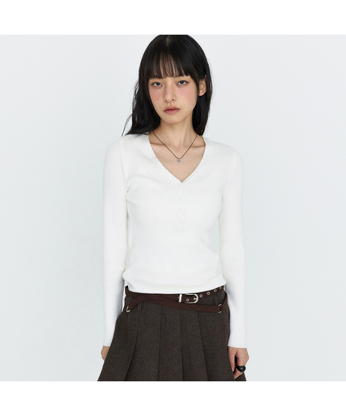 MONGDOL(モンドル)の「ヘンリーVネックリブニットトップ MDKT130_4 カラー(ニット/セーター・レディース・アイボリー/ネイビー/ブラック/ライトグレー・F)」の1枚目の写真