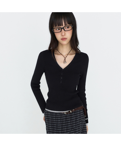 MONGDOL(モンドル)の「ヘンリーVネックリブニットトップ MDKT130_4 カラー(ニット/セーター・レディース・アイボリー/ネイビー/ブラック/ライトグレー・F)」の2枚目の写真