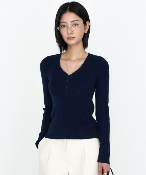 MONGDOL(モンドル)の「ヘンリーVネックリブニットトップ MDKT130_4 カラー(ニット/セーター・レディース・アイボリー/ネイビー/ブラック/ライトグレー・F)」の5枚目の写真