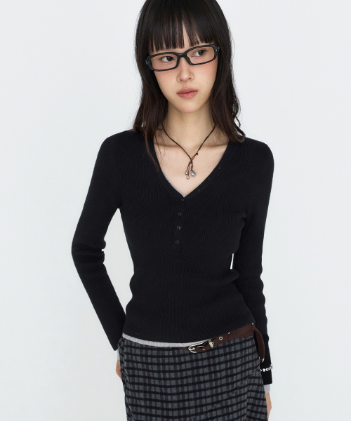 MONGDOL(モンドル)の「ヘンリーVネックリブニットトップ MDKT130_4 カラー(ニット/セーター・レディース・アイボリー/ネイビー/ブラック/ライトグレー・F)」の6枚目の写真