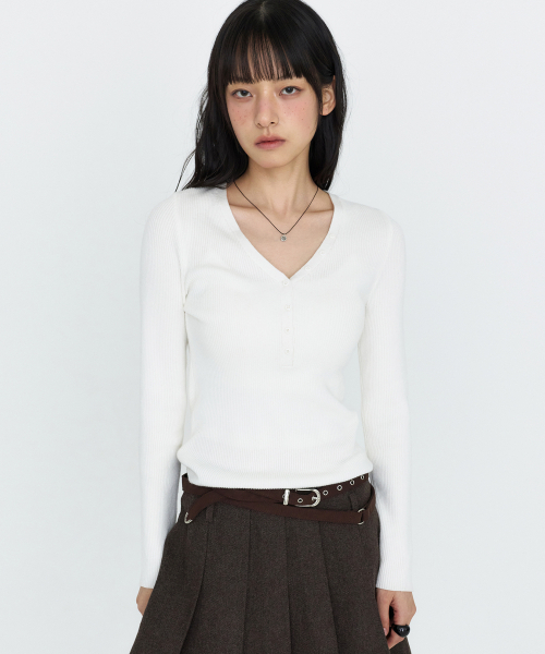 MONGDOL(モンドル)の「ヘンリーVネックリブニットトップ MDKT130_4 カラー(ニット/セーター・レディース・アイボリー/ネイビー/ブラック/ライトグレー・F)」の7枚目の写真