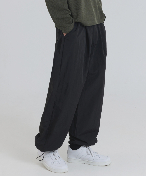 PIANER（ピアネール）の「ナイロンワンタックドローストリングパンツ(ブラック)（スウェットパンツ・レディース・ブラック・MEDIUM/LARGE/X-LARGE）」の2枚目の写真