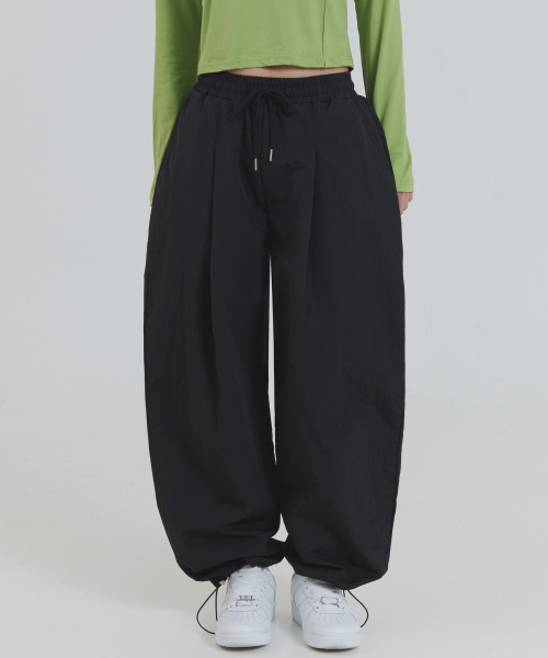 PIANER（ピアネール）の「ナイロンワンタックドローストリングパンツ(ブラック)（スウェットパンツ・レディース・ブラック・MEDIUM/LARGE/X-LARGE）」の5枚目の写真