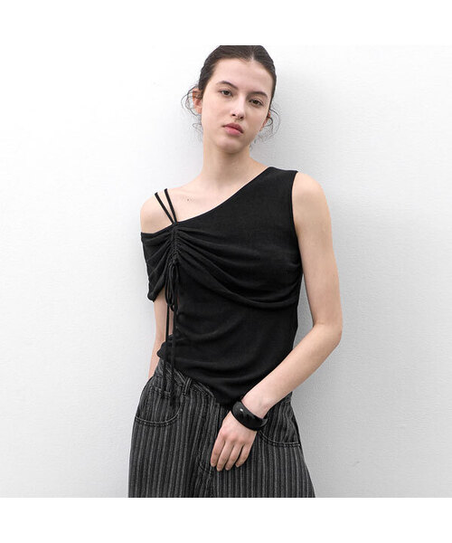 ATELIER NAIN(アトリエナイン)の「ONE OFF SHOLDER SHRRING KNIT (T-7240)(Tシャツ/カットソー・レディース・ライトグレー/ブラック・FREE)」の2枚目の写真