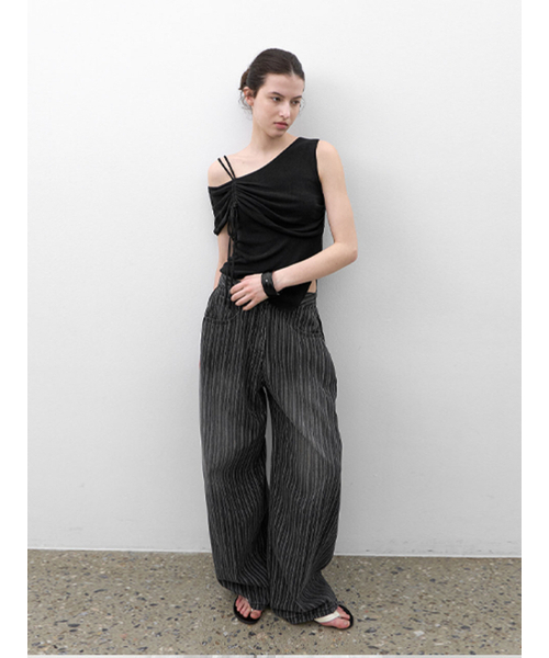 ATELIER NAIN(アトリエナイン)の「ONE OFF SHOLDER SHRRING KNIT (T-7240)(Tシャツ/カットソー・レディース・ライトグレー/ブラック・FREE)」の4枚目の写真