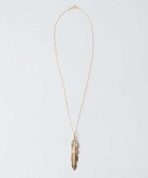 BEAUTY&YOUTH UNITED ARROWS（ビューティーアンドユースユナイテッドアローズ）の「【別注】 ＜Jereme Delgarito＞ FEATHER PD GD/ペンダント◆（ネックレス・メンズ・ゴールド・ONE）」の2枚目の写真