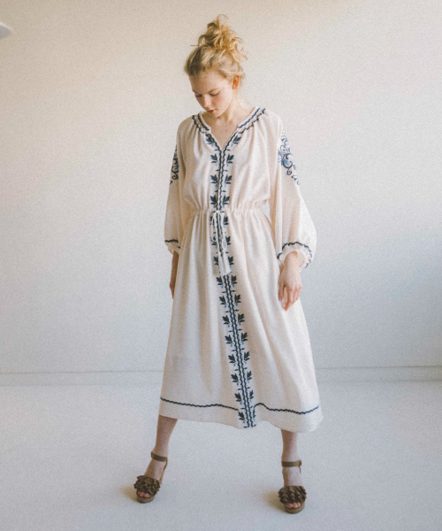 mysty woman（ミスティウーマン）の「中肉ジョーゼット×刺繍マキシワンピース（ワンピース・レディース・ブラック/オフホワイト・FREE）」の12枚目の写真