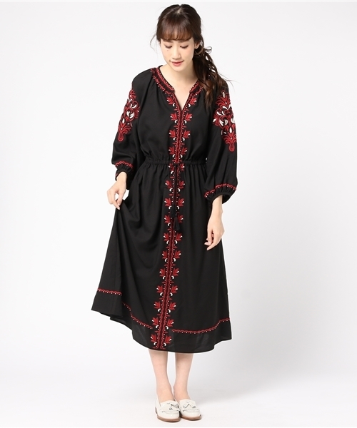 mysty woman（ミスティウーマン）の「中肉ジョーゼット×刺繍マキシワンピース（ワンピース・レディース・ブラック/オフホワイト・FREE）」の2枚目の写真