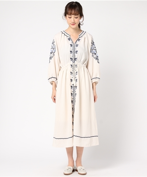 mysty woman（ミスティウーマン）の「中肉ジョーゼット×刺繍マキシワンピース（ワンピース・レディース・ブラック/オフホワイト・FREE）」の3枚目の写真