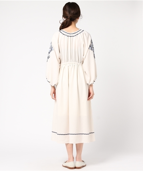 mysty woman（ミスティウーマン）の「中肉ジョーゼット×刺繍マキシワンピース（ワンピース・レディース・ブラック/オフホワイト・FREE）」の5枚目の写真