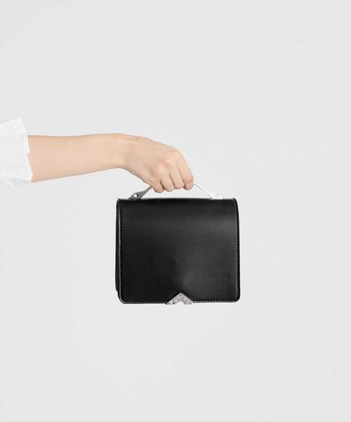 CHARLES & KEITH（チャールズ & キース）の「メタルアクセントフロントフラップバッグ / Metal Accent Front Flap Bag（ハンドバッグ・レディース・ブラック/ブルー/グリーン・S）」の4枚目の写真