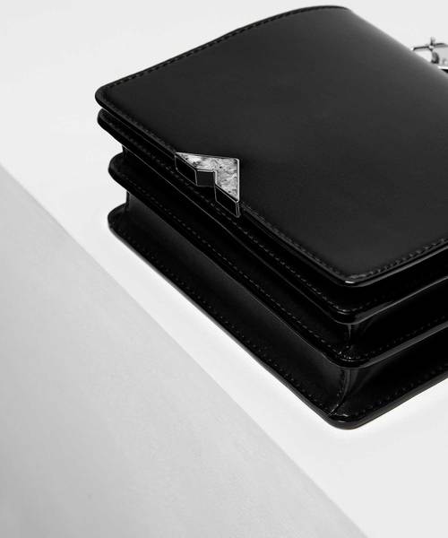 CHARLES & KEITH（チャールズ & キース）の「メタルアクセントフロントフラップバッグ / Metal Accent Front Flap Bag（ハンドバッグ・レディース・ブラック/ブルー/グリーン・S）」の5枚目の写真