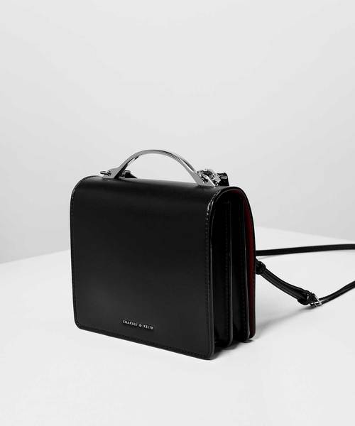 CHARLES & KEITH（チャールズ & キース）の「メタルアクセントフロントフラップバッグ / Metal Accent Front Flap Bag（ハンドバッグ・レディース・ブラック/ブルー/グリーン・S）」の6枚目の写真