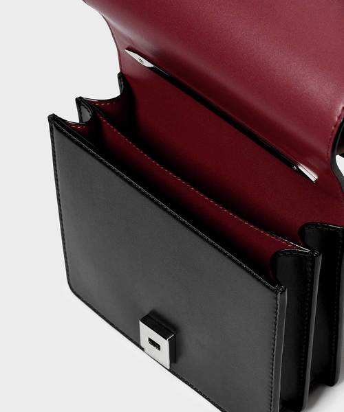 CHARLES & KEITH（チャールズ & キース）の「メタルアクセントフロントフラップバッグ / Metal Accent Front Flap Bag（ハンドバッグ・レディース・ブラック/ブルー/グリーン・S）」の7枚目の写真