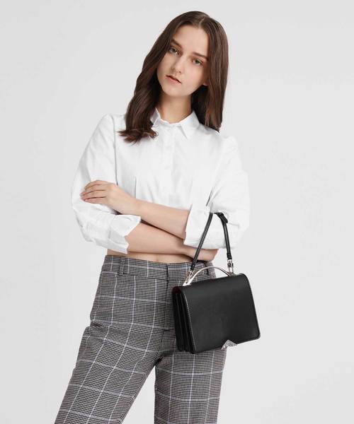 CHARLES & KEITH（チャールズ & キース）の「メタルアクセントフロントフラップバッグ / Metal Accent Front Flap Bag（ハンドバッグ・レディース・ブラック/ブルー/グリーン・S）」の8枚目の写真
