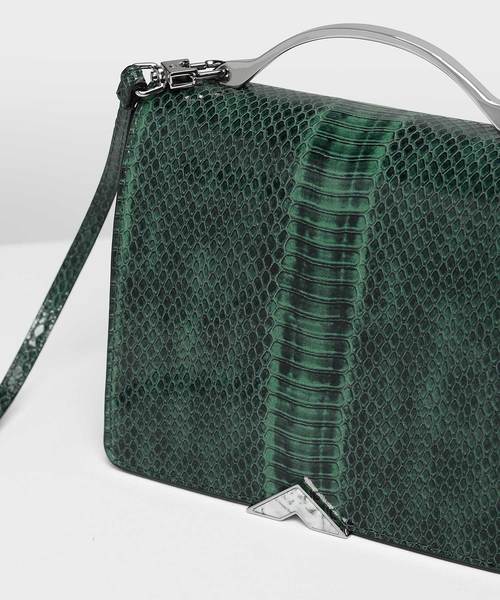 CHARLES & KEITH（チャールズ & キース）の「メタルアクセントフロントフラップバッグ / Metal Accent Front Flap Bag（ハンドバッグ・レディース・ブラック/ブルー/グリーン・S）」の10枚目の写真