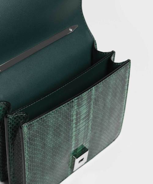 CHARLES & KEITH（チャールズ & キース）の「メタルアクセントフロントフラップバッグ / Metal Accent Front Flap Bag（ハンドバッグ・レディース・ブラック/ブルー/グリーン・S）」の12枚目の写真