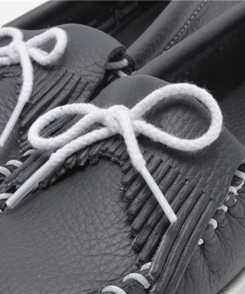 Minnetonka（ミネトンカ）の「[ミネトンカ]MINNETONKA スムースモカシン ◆（モカシン/デッキシューズ・レディース・ホワイト/ネイビー・8(25.0)/6(23.0)/7(24.0)/5(22.0)）」の6枚目の写真