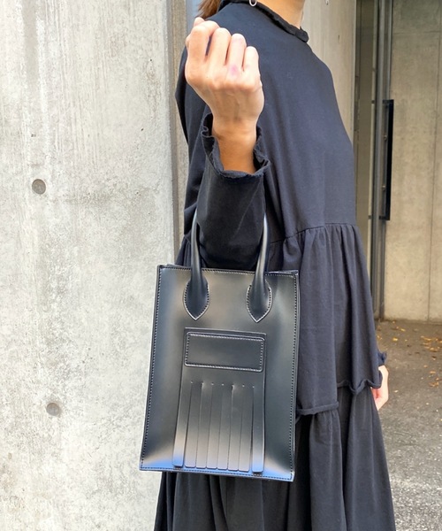 SOLPRESA(ソルプレーサ)の「スクエアフリンジミニショルダーバッグ(トートバッグ・レディース・ブラック/ブラウン/グレイッシュベージュ・ONE SIZE)」の4枚目の写真