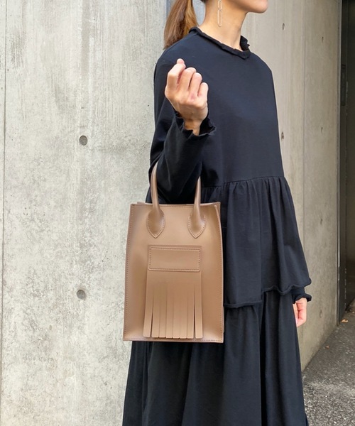 SOLPRESA(ソルプレーサ)の「スクエアフリンジミニショルダーバッグ(トートバッグ・レディース・ブラック/ブラウン/グレイッシュベージュ・ONE SIZE)」の5枚目の写真