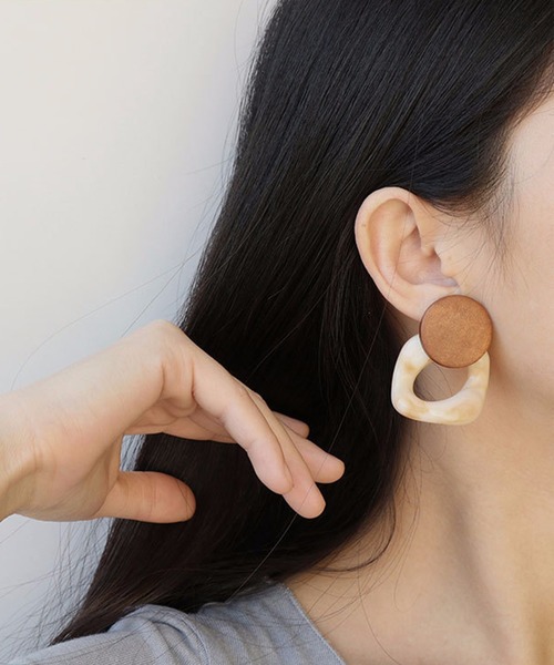 LA VORAGINE（ラ ヴォラジネ）の「アクリルパーツ ミックス デザインイヤリング（イヤリング・レディース・A/B/C/D/E/F/G/H/I/J/K/L/M/N/O/P/Q/R/S/T/U/シルバー/ゴールド/クリア/グリーン/X/W/V/Y/グリーン系その他/ベージュ/イエロー/ホワイト/ブルー/アイボリー/クリアイエロー/Z/ゴールド系その他/ベージュ系その他/イエロー系その他/シルバー系その他/その他2/その他1/その他/ゴールド系その他3/ゴールド系その他4/ゴールド系その他5/ゴールド系その他6/ゴールド系その他7/ゴールド系その他2/ベージュ系その他2/その他6/その他3/その他4/その他5/その他7/その他8・FREE）」の4枚目の写真