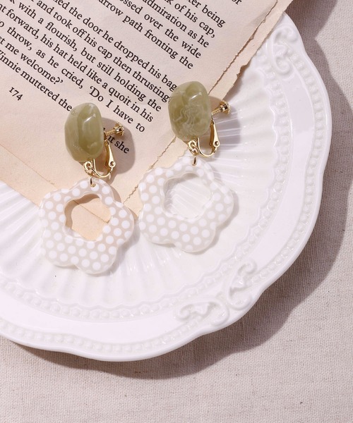 LA VORAGINE（ラ ヴォラジネ）の「アクリルパーツ ミックス デザインイヤリング（イヤリング・レディース・A/B/C/D/E/F/G/H/I/J/K/L/M/N/O/P/Q/R/S/T/U/シルバー/ゴールド/クリア/グリーン/X/W/V/Y/グリーン系その他/ベージュ/イエロー/ホワイト/ブルー/アイボリー/クリアイエロー/Z/ゴールド系その他/ベージュ系その他/イエロー系その他/シルバー系その他/その他2/その他1/その他/ゴールド系その他3/ゴールド系その他4/ゴールド系その他5/ゴールド系その他6/ゴールド系その他7/ゴールド系その他2/ベージュ系その他2/その他6/その他3/その他4/その他5/その他7/その他8・FREE）」の8枚目の写真