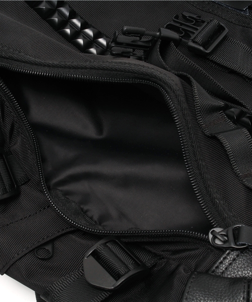 MEMENTISM（メメントイズム）の「MEMENTISM センタースタッズミニリュック（バックパック/リュック・メンズ・ブラック・FREE）」の3枚目の写真